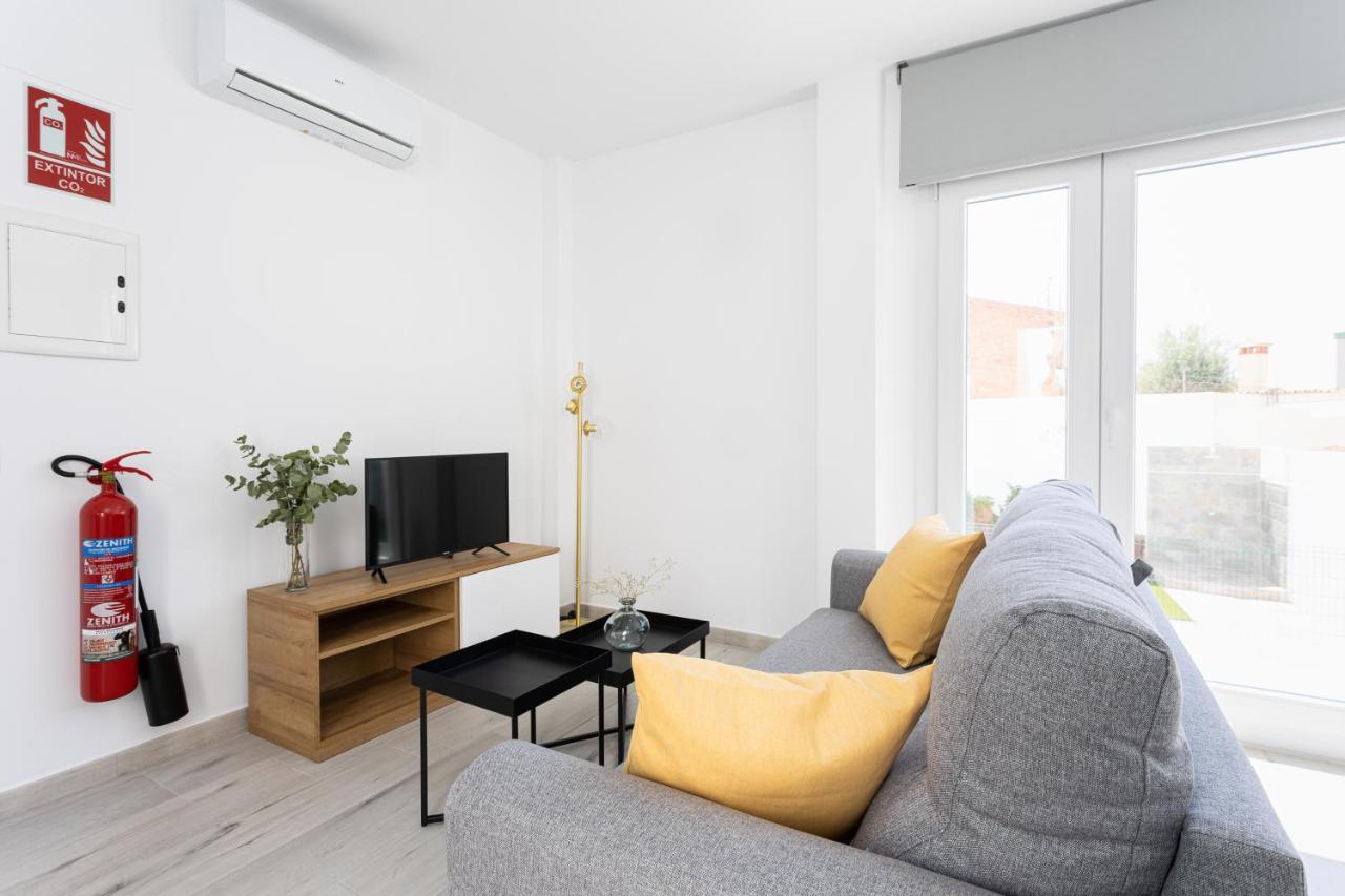 Apartamentos La Pelusa Малага Екстериор снимка