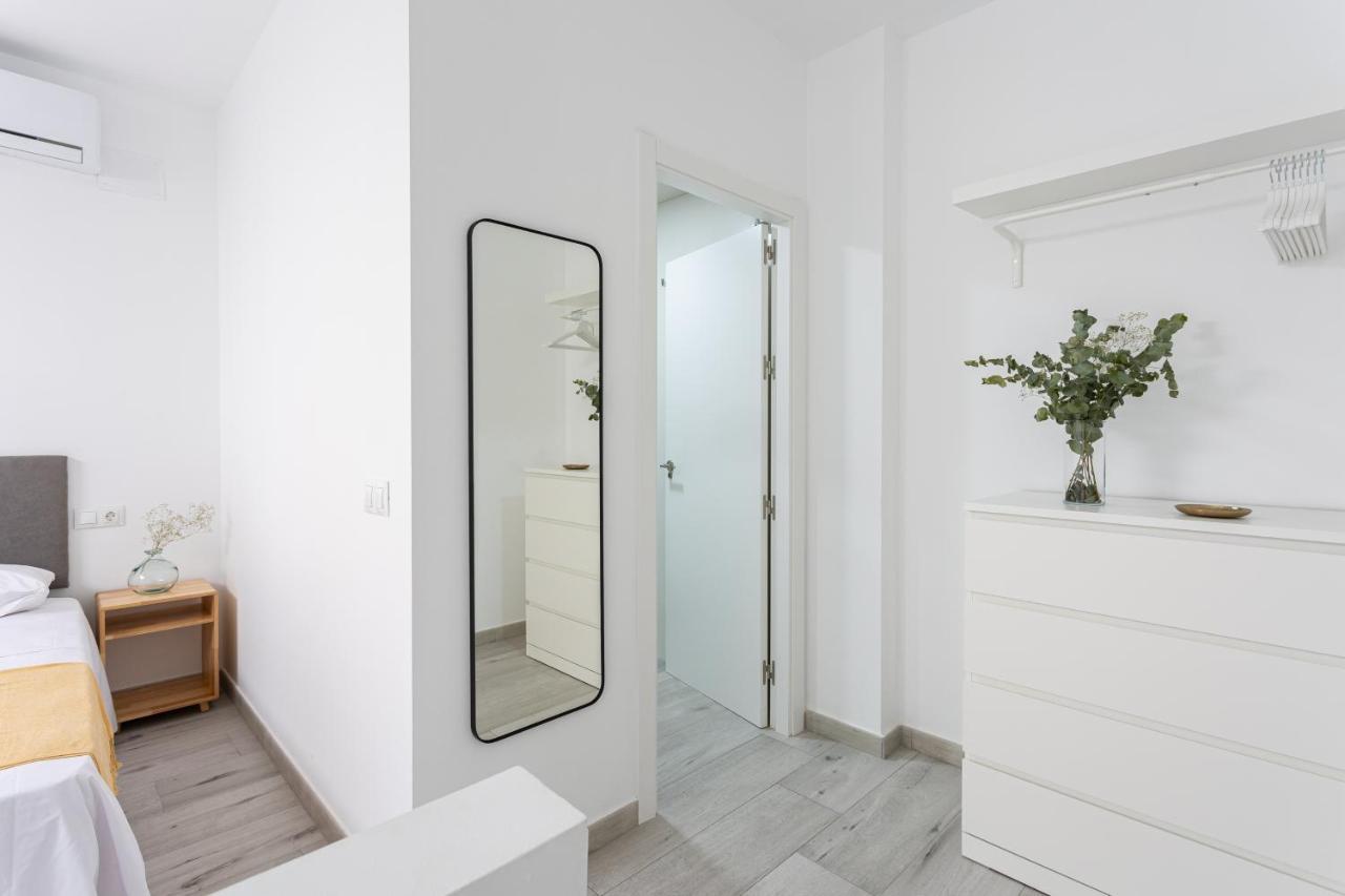 Apartamentos La Pelusa Малага Екстериор снимка