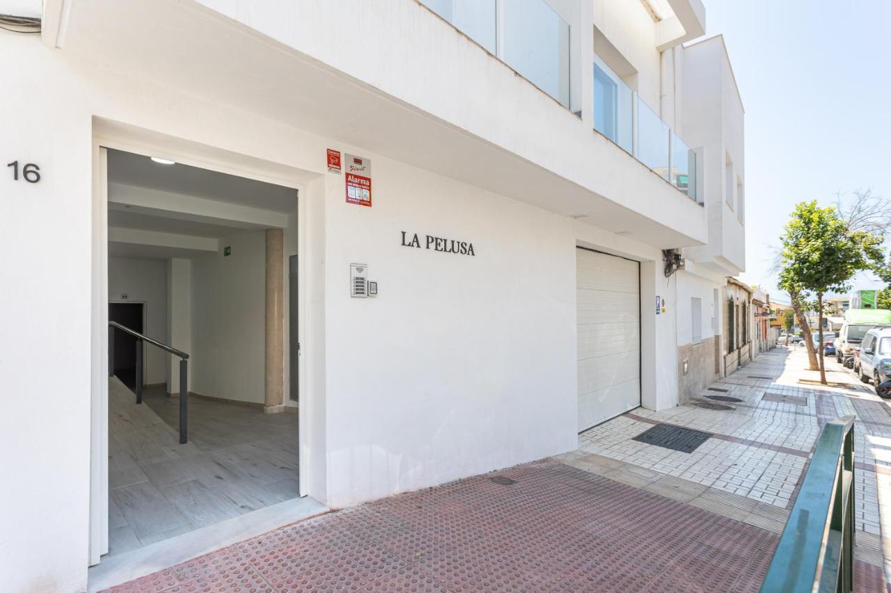 Apartamentos La Pelusa Малага Екстериор снимка