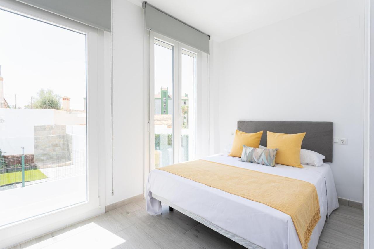 Apartamentos La Pelusa Малага Екстериор снимка